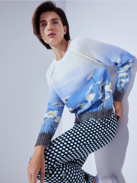 Marc Cain Riietus õhukesed õmmeldud pressitud kortsudega püksid J8DT715 must